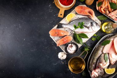 Çeşitli çiğ balıklar ve deniz ürünleri. Taze balık, karides, midye, havyar çeşitleri düzlük, balık satışı ve pazar şablonu, 