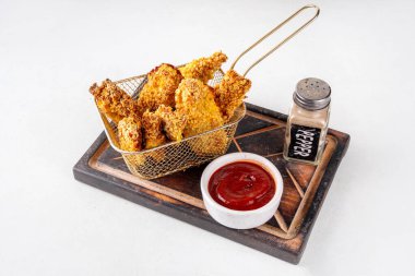 Lezzetli, taze pişmiş tavuk nugget ya da şeritli, altın mısır ekmekli, daha az yağda kızartılmış. Ev yapımı dengeli diyet fast food alternatifi