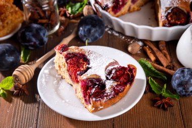 Sonbahar New York erik turtası, lezzetli tarçın baharatlı erik turtası rustik sıcacık ahşap arka planda turta, kopyalama alanı