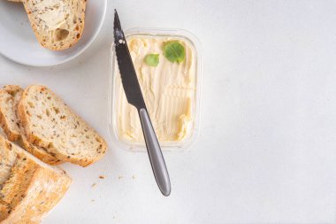 Ev yapımı vegan yağı, sütsüz krema, soya fasulyesi izinli alternatif tereyağı ve mutfak masasının arkasında ev yapımı ekmek.