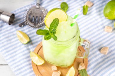 Koyu çikolatalı pasta dilimleri, çikolatalı krema ve çilekli, porsiyonlu tabaklarda, kopyalama alanı