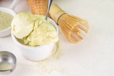 Kibritli dondurma. İçinde kibrit yeşil çay olan kase dondurma külahlı gellato tadında. Sütsüz vejetaryen yaz tatlısı, üstünde matcha latte tozu var.