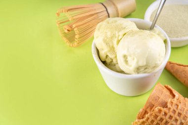 Kibritli dondurma. İçinde kibrit yeşil çay olan kase dondurma külahlı gellato tadında. Sütsüz vejetaryen yaz tatlısı, üstünde matcha latte tozu var.