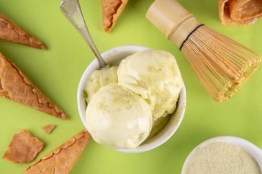 Kibritli dondurma. İçinde kibrit yeşil çay olan kase dondurma külahlı gellato tadında. Sütsüz vejetaryen yaz tatlısı, üstünde matcha latte tozu var.