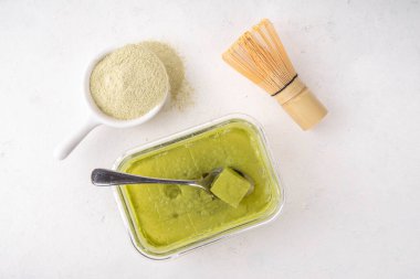 Kiraz jöleli kolajen tatlı, yeşil kibrit çayı ve jöle ile yapılan sağlıklı organik atıştırmalık.