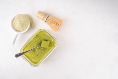 Kiraz jöleli kolajen tatlı, yeşil kibrit çayı ve jöle ile yapılan sağlıklı organik atıştırmalık.