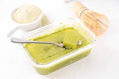 Kiraz jöleli kolajen tatlı, yeşil kibrit çayı ve jöle ile yapılan sağlıklı organik atıştırmalık.