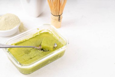 Kiraz jöleli kolajen tatlı, yeşil kibrit çayı ve jöle ile yapılan sağlıklı organik atıştırmalık.