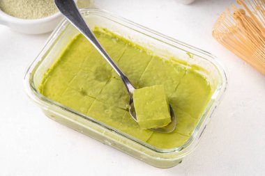 Kiraz jöleli kolajen tatlı, yeşil kibrit çayı ve jöle ile yapılan sağlıklı organik atıştırmalık.