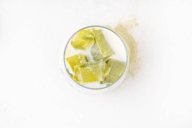 Kibrit jöleli latte, yeşil kibrit çaylı buzlu süt jöle küplü, modaya uygun serinletici kafeinsiz sağlıklı içecek.