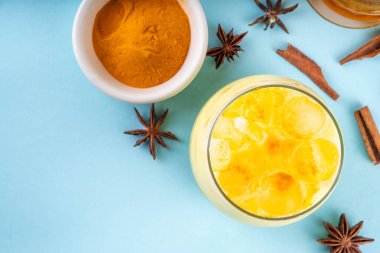 Buzlu altın sütlü içecek, buz küplü zerdeçal latte, yaz mevsimi soğuk içeceği, alternatif ayurvedic kokteyl.