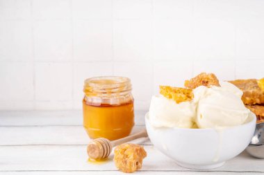 Krema bazlı süt ve ballı dondurma, tatlı yaz dondurması, ev yapımı kremalı bal tadında ballı dondurma, ballı çiselemeli dondurma.