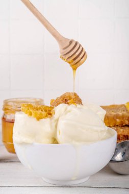 Krema bazlı süt ve ballı dondurma, tatlı yaz dondurması, ev yapımı kremalı bal tadında ballı dondurma, ballı çiselemeli dondurma.