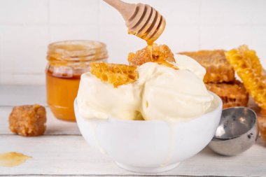 Krema bazlı süt ve ballı dondurma, tatlı yaz dondurması, ev yapımı kremalı bal tadında ballı dondurma, ballı çiselemeli dondurma.