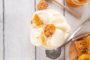 Krema bazlı süt ve ballı dondurma, tatlı yaz dondurması, ev yapımı kremalı bal tadında ballı dondurma, ballı çiselemeli dondurma.