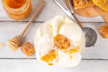 Krema bazlı süt ve ballı dondurma, tatlı yaz dondurması, ev yapımı kremalı bal tadında ballı dondurma, ballı çiselemeli dondurma.