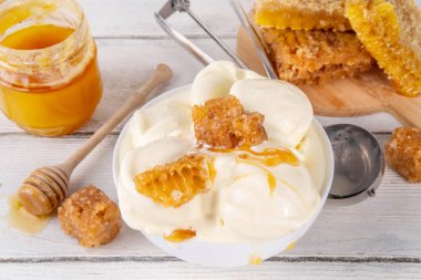 Krema bazlı süt ve ballı dondurma, tatlı yaz dondurması, ev yapımı kremalı bal tadında ballı dondurma, ballı çiselemeli dondurma.