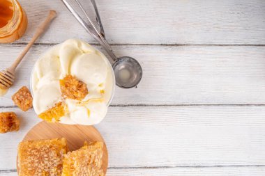 Krema bazlı süt ve ballı dondurma, tatlı yaz dondurması, ev yapımı kremalı bal tadında ballı dondurma, ballı çiselemeli dondurma.