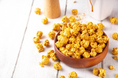 Gevrek ev yapımı karamelli patlamış mısır gevşemek, film izlemek, parti yapmak için tatlı ve lezzetli bir atıştırmalık.