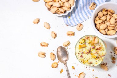 Vegan alternatifi, sütsüz şam fıstıklı krema şam fıstıklı puding ya da yoğurt ezilmiş fıstık, fotokopi alanı.