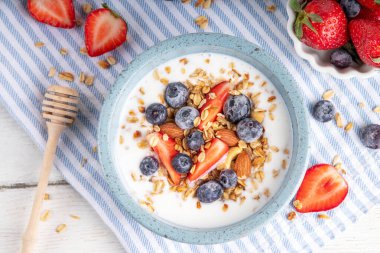 Ev yapımı tatlı kahvaltı, Granola ve böğürtlenli Yunan yoğurt kasesi