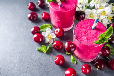 Naneli ve taze böğürtlenli cam kavanozlarda tatlı vişneli içecek. 