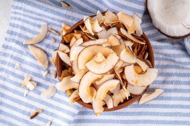 Ev yapımı hindistan cevizi cipsleri, sağlıklı organik hindistan cevizi krakerleri, keto için alternatif atıştırmalıklar, diyet yaşam tarzı, taze hindistan cevizi, kopyalama alanı.