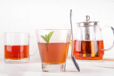 Siyah çay modası Asyalı tatlı, diyet kalorisiz tatlı çay agar veya jöle, porsiyonlu cam, beyaz masa arkaplan fotokopi alanı