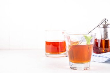 Siyah çay modası Asyalı tatlı, diyet kalorisiz tatlı çay agar veya jöle, porsiyonlu cam, beyaz masa arkaplan fotokopi alanı