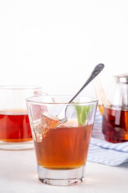 Siyah çay modası Asyalı tatlı, diyet kalorisiz tatlı çay agar veya jöle, porsiyonlu cam, beyaz masa arkaplan fotokopi alanı