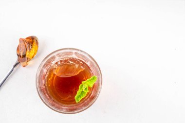Siyah çay modası Asyalı tatlı, diyet kalorisiz tatlı çay agar veya jöle, porsiyonlu cam, beyaz masa arkaplan fotokopi alanı
