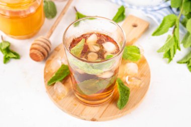 Nane ve bal buzlu çay, soğuk yaz ferahlatıcı soğuk içecek bir sürü nane yaprağı, bal ve buz küpleri, fotokopi alanı