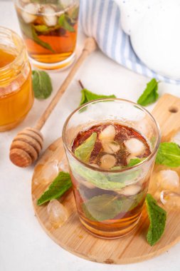Nane ve bal buzlu çay, soğuk yaz ferahlatıcı soğuk içecek bir sürü nane yaprağı, bal ve buz küpleri, fotokopi alanı