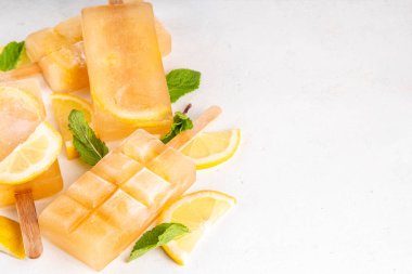 Buzlu çay veya limonata, tatlı limon ve naneli kokteyl lolipopları soğuk içecek, limon dilimleri ve nane yaprakları fotokopi alanı