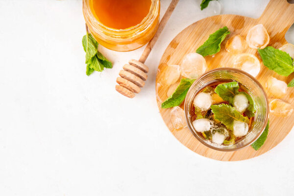 Мятный и мятный чай со льдом напиток, прохладительные прохладительные прохладительные прохладительные напитки с большим количеством листьев мяты, мед и кубики льда, копировальные места