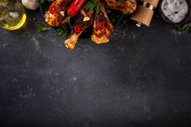 Izgara ve barbekü sezonu tarifleri. Izgara tavuk budu, sarımsak, baharat, maydanoz, bbq sosu ve zeytinyağı. Lezzetli ızgara budu öğle yemeğinde akşam yemeği için hazır. Tavuk eti, barbekü menüsü arka planı