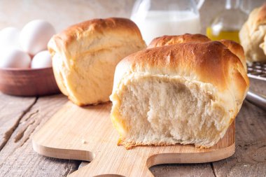 Japon ekmeği Shokupan, Hokkaido sütlü ekmek, ya da sadece pofuduk çörekler, mutfak masasında, kopyalama alanı