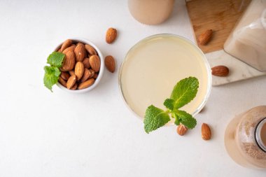 Tatlı ve ekşi limon orgeat kokteyli, Orgeat limonata tarifi, bir martini bardağı alkollü içki ve badem şurubu şişesi.