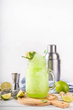 Koyu çikolatalı pasta dilimleri, çikolatalı krema ve çilekli, porsiyonlu tabaklarda, kopyalama alanı