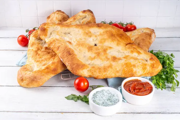 Shotis puri, el yapımı Gürcistan ekmeği lavaş, yerel Kafkas Orta Asya yemeği, fırında Shoti ekmeği.