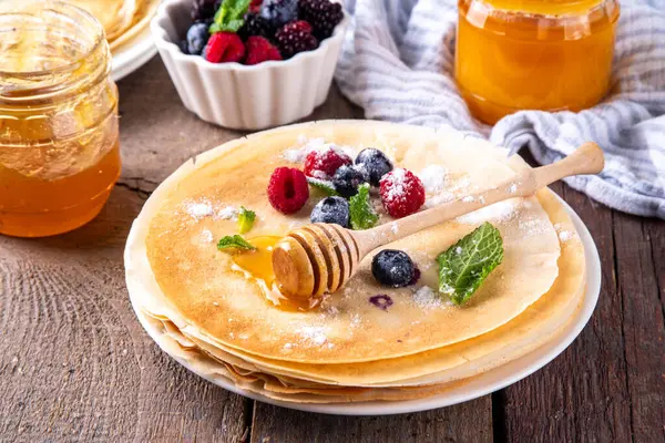 Geleneksel Maslenitsa yemekleri, Doğu Avrupa Slav ince krepleri, çeşitli tatlı soslar, malzemeler ve dolgular - bal, dut, reçel 