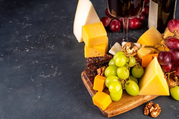 Lezzetli peynir ve kurutulmuş sosis aperatifler şarap, fındık, üzüm, meyve, antipasto brunch atıştırmalığı, fotokopi alanı.