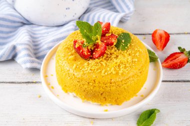 Tepetaklak Pasta yok, klasik Cheesecake New York 'un viral modası altın kurabiye parçacıkları, beyaz krem peynir ve böğürtlen reçeli katmanları, taze çilek ve ahşap masa üzerinde nane