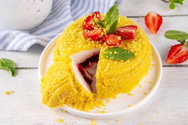 Tepetaklak Pasta yok, klasik Cheesecake New York 'un viral modası altın kurabiye parçacıkları, beyaz krem peynir ve böğürtlen reçeli katmanları, taze çilek ve ahşap masa üzerinde nane