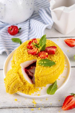 Tepetaklak Pasta yok, klasik Cheesecake New York 'un viral modası altın kurabiye parçacıkları, beyaz krem peynir ve böğürtlen reçeli katmanları, taze çilek ve ahşap masa üzerinde nane