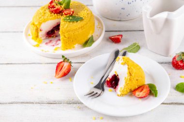 Tepetaklak Pasta yok, klasik Cheesecake New York 'un viral modası altın kurabiye parçacıkları, beyaz krem peynir ve böğürtlen reçeli katmanları, taze çilek ve ahşap masa üzerinde nane