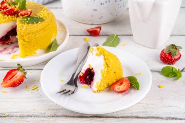 Tepetaklak Pasta yok, klasik Cheesecake New York 'un viral modası altın kurabiye parçacıkları, beyaz krem peynir ve böğürtlen reçeli katmanları, taze çilek ve ahşap masa üzerinde nane