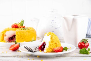 Tepetaklak Pasta yok, klasik Cheesecake New York 'un viral modası altın kurabiye parçacıkları, beyaz krem peynir ve böğürtlen reçeli katmanları, taze çilek ve ahşap masa üzerinde nane