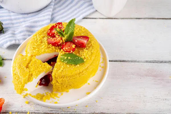 Tepetaklak Pasta yok, klasik Cheesecake New York 'un viral modası altın kurabiye parçacıkları, beyaz krem peynir ve böğürtlen reçeli katmanları, taze çilek ve ahşap masa üzerinde nane