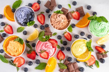 Donmuş yoğurt çeşitleri. Çikolatalı, vanilyalı, böğürtlenli, meyveli dondurma. İçinde yaban mersini, çikolata, çilek, portakal, limon, nane...